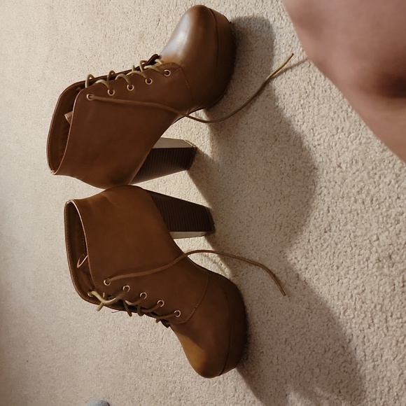 Tan lace up booties. Great condition. Approx 3.5 in chunky heel. Size 8. - Picture 3 of 6